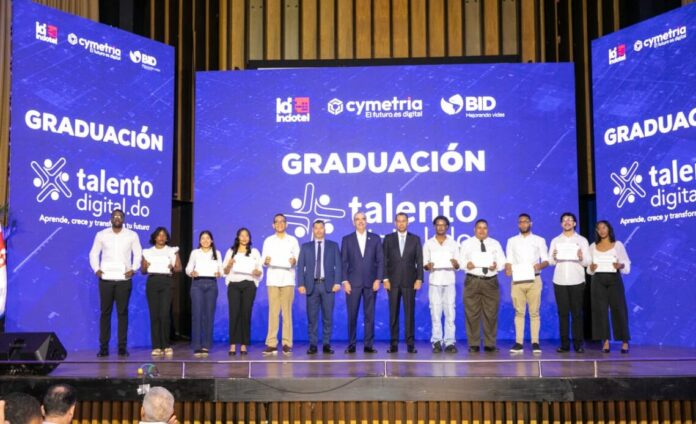 Abinader encabeza graduación de 5,000 jóvenes del programa Talento Digital