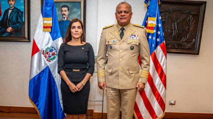 Embajadora de los EE.UU realiza visita oficial al ministro de Defensa