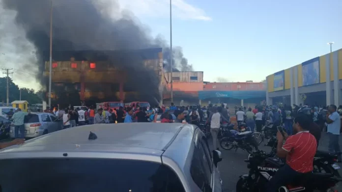 Reportan incendio en L&R Comercial en Villa Mella
