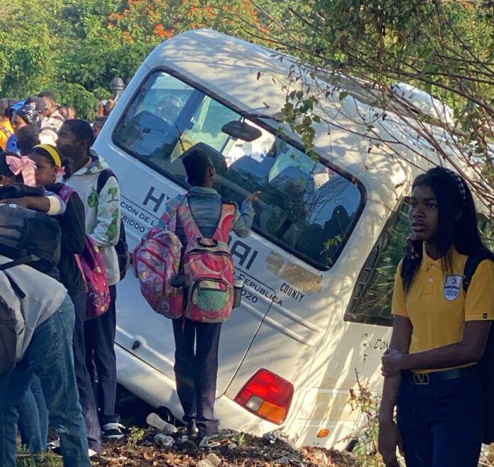 Accidente entre autobuses deja nueve estudiantes heridos en la carretera Yamasá–Santo Domingo