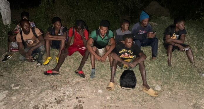 Ejército detiene a 11 haitianos indocumentados con apoyo de drones en Dajabón
