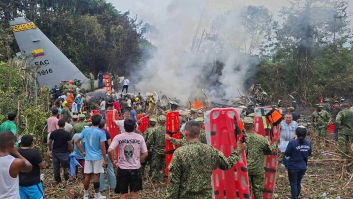 Confirman la muerte de 66 militares en el accidente de un avión militar en Colombia