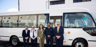 Banreservas dona minibús al Cuerpo de Bomberos del Distrito Nacional