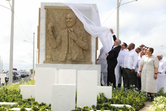 Abinader encabeza renombramiento de avenida Ecológica como José Francisco Peña Gómez