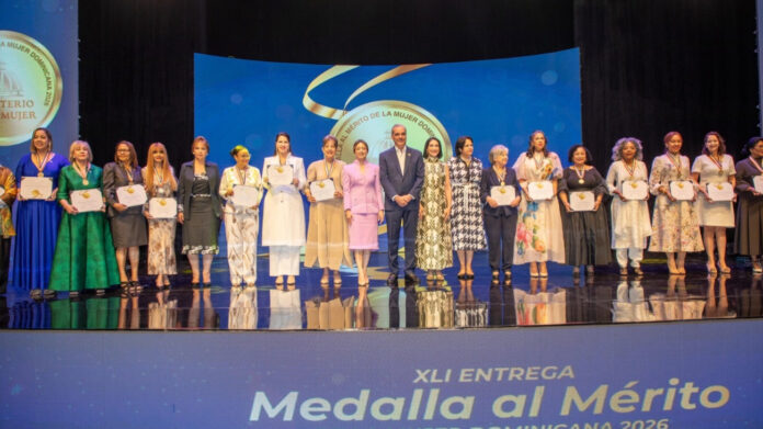 Abinader reconoce y distingue a 22 dominicanas con la Medalla al Mérito de la Mujer