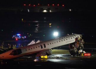 Dos pilotos mueren tras choque entre de un avión y un camión de bomberos en Aeropuerto de Nueva York