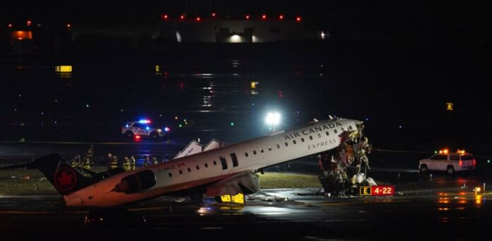 Dos pilotos mueren tras choque entre de un avión y un camión de bomberos en Aeropuerto de Nueva York