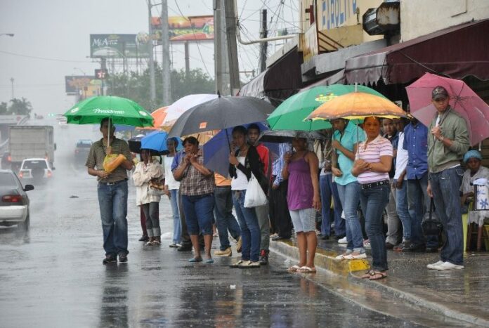 Vaguada provocará aguaceros y habrá alerta marítima este martes