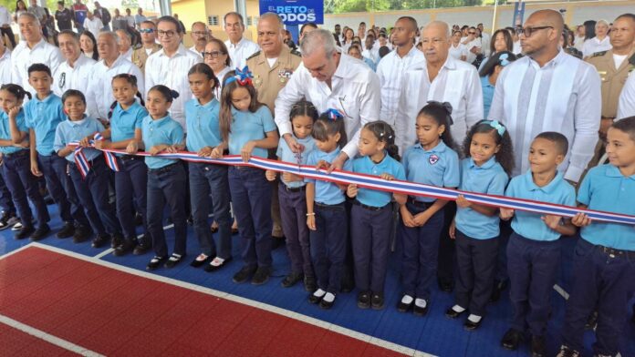 Abinader inaugura dos instalaciones deportivas en Santiago