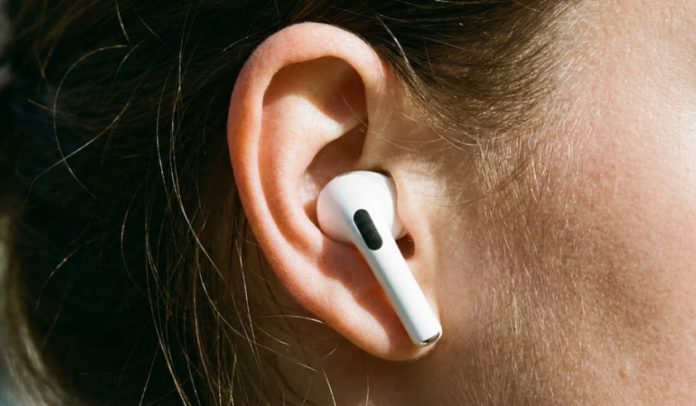 Cuál es el error común que se comete al usar auriculares y cómo impacta en la salud