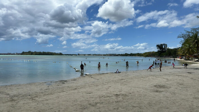 Interior y Policía prohíbe fiestas masivas en playas y balnearios en Semana Santa