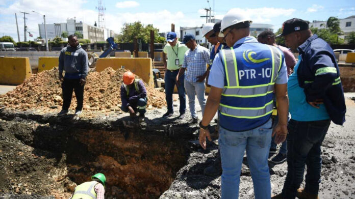 Caasd trabaja en corrección de averías provocadas por empresa que construye paso a desnivel en la 27 de Febrero