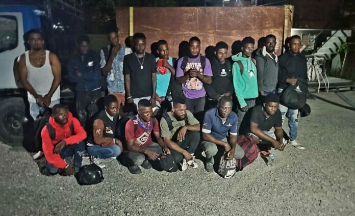 Detienen hombre que ocultaba 15 haitianos indocumentados en un camión cisterna en Navarrete