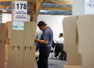 Colombia elige a sus legisladores en una crucial jornada electoral