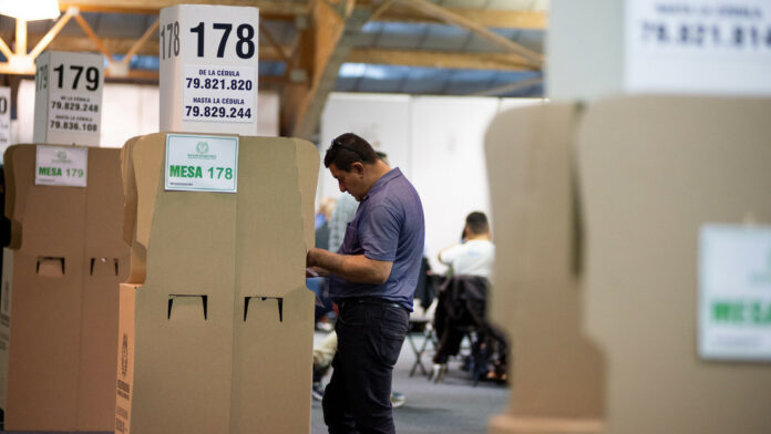 Colombia elige a sus legisladores en una crucial jornada electoral