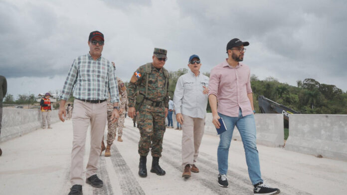Ministro de Defensa supervisa avances de la verja perimetral fronteriza en la zona norte