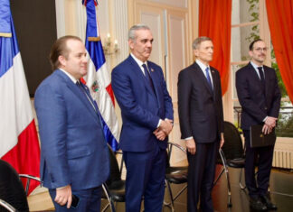 Abinader comparte con dominicanos en París y asegura que el Gobierno continuará brindando ayuda a la diáspora