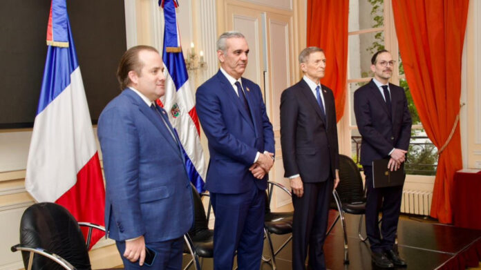 Abinader comparte con dominicanos en París y asegura que el Gobierno continuará brindando ayuda a la diáspora