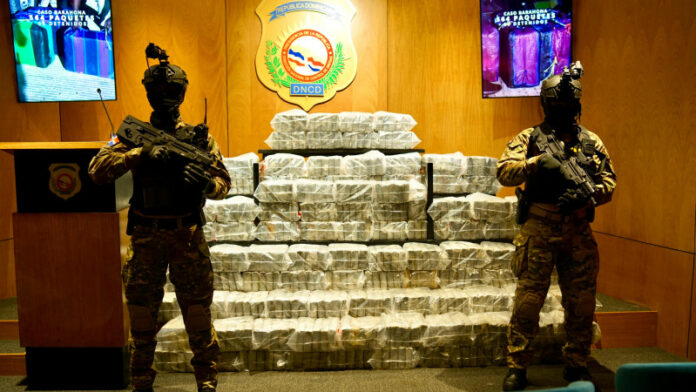 Incautan 564 paquetes de presunta cocaína y arrestan a cinco hombres en Barahona