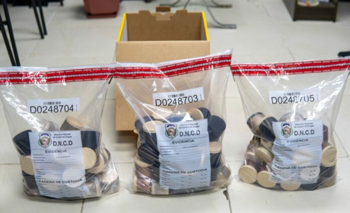 DNCD incauta 96 velones con presunta cocaína en envío internacional desde Santo Domingo