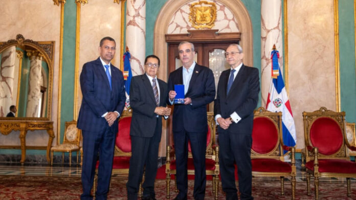Abinader concede condecoración póstuma al periodista Orlando Martínez Howley con la Orden del Mérito Duarte, Sánchez y Mella