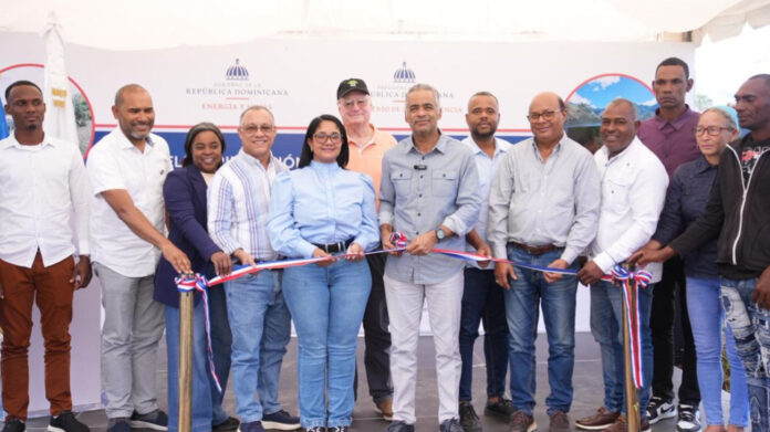 Gobierno entrega proyectos de electrificación rural en Elías Piña
