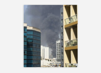 Un centro comercial en EAU arde tras ataque iraní