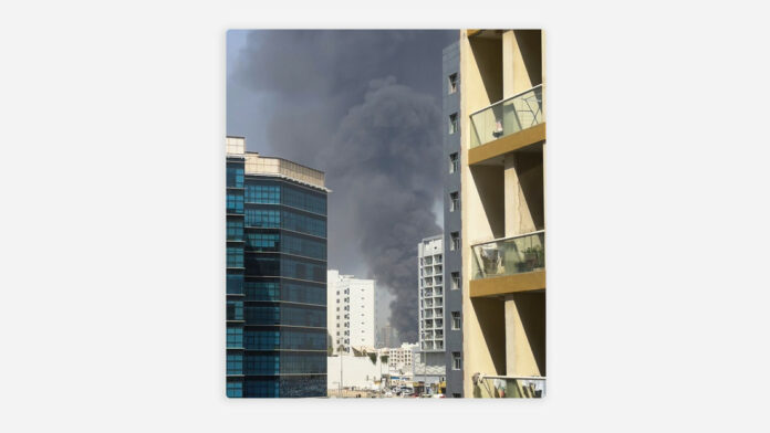 Un centro comercial en EAU arde tras ataque iraní
