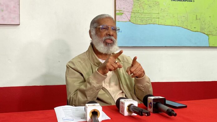 Juan Hubieres denuncia robos en comunidad de Comatillo, Bayaguana