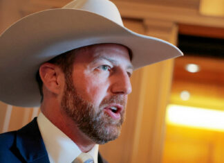 ¿Quién es Markwayne Mullin, el nuevo secretario de Seguridad Nacional de Trump ?
