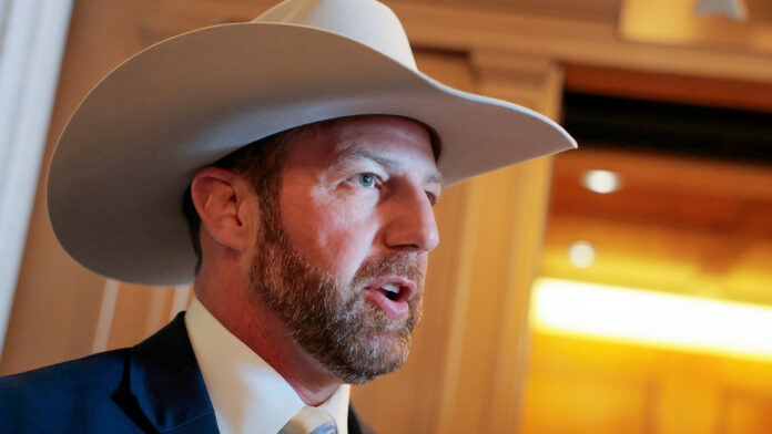 ¿Quién es Markwayne Mullin, el nuevo secretario de Seguridad Nacional de Trump ?