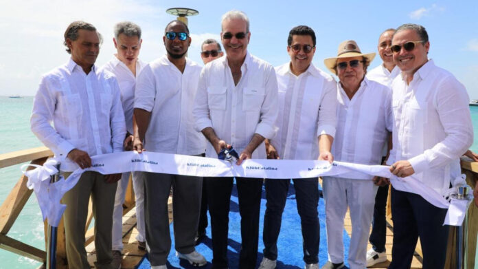 Abinader deja iniciados los trabajos del club de playa e inaugura muelle turístico del Atelón en isla Catalina