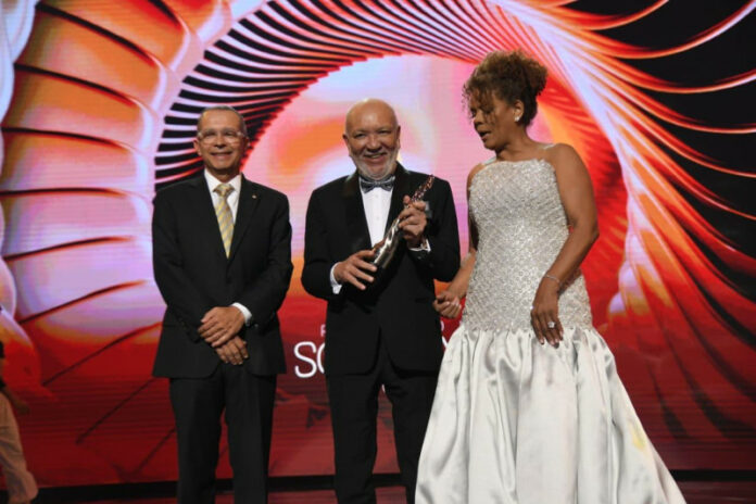 Jochy Santos recibe el Gran Soberano 2026