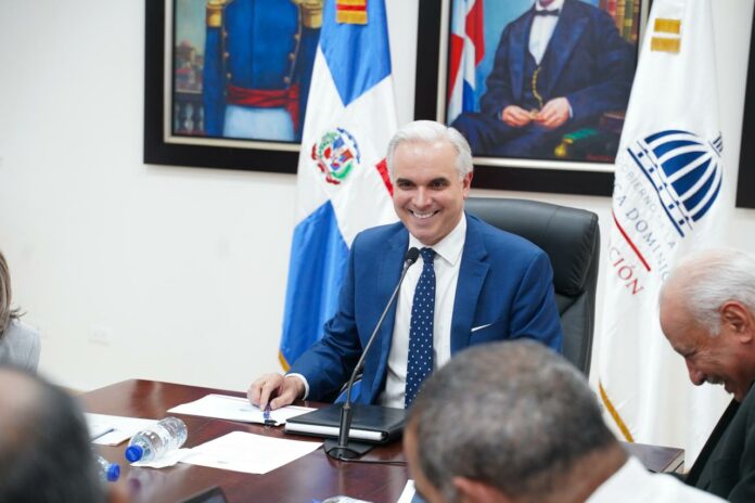 Luis Miguel De Camps lidera reunión para organizar apertura del año escolar 2026-2027