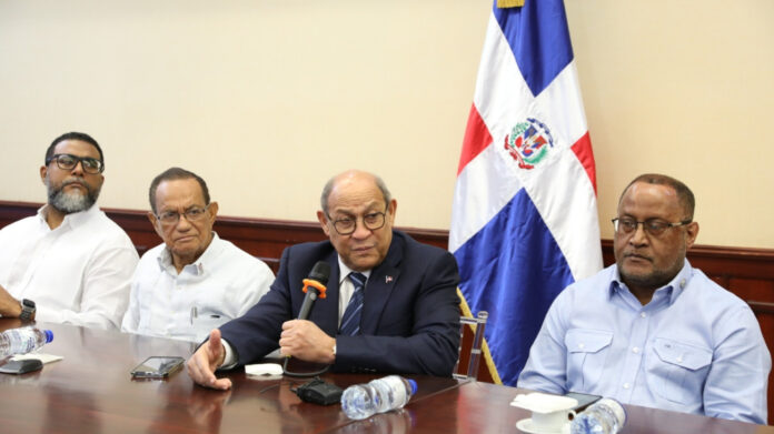 Presentan propuesta de reforma educativa a centrales sindicales y recibe apoyo