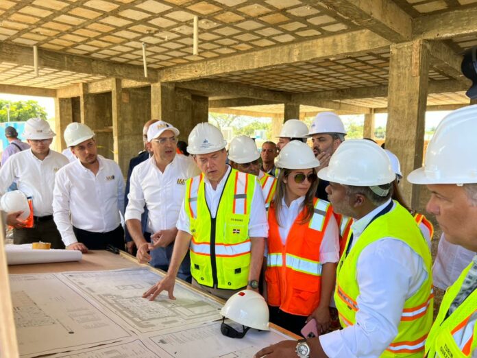 Ministro Ito Bisonó supervisa trabajos del Hospital Traumatológico en Mao