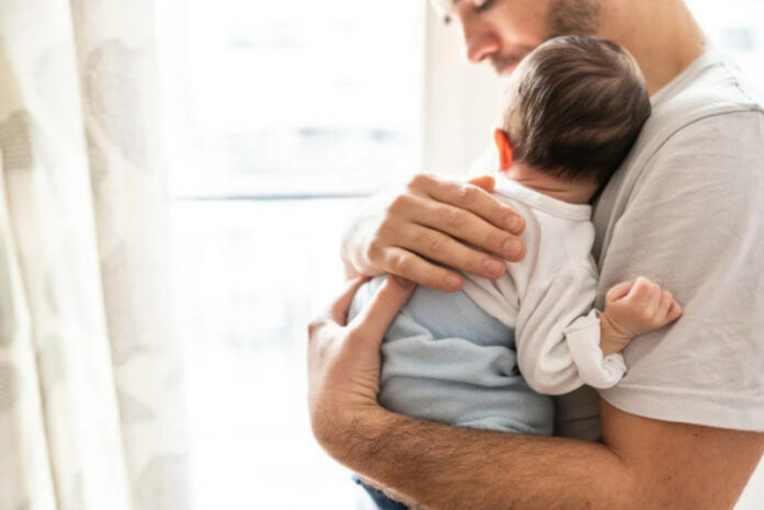 Depositan propuesta para ampliar licencia de maternidad a seis meses y paternidad a 15 días