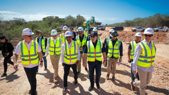 Paliza recorre construcción del Aeropuerto Internacional Cabo Rojo