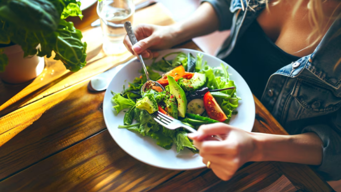 Cómo ayuda una dieta basada en plantas a evitar el estreñimiento crónico, según la ciencia