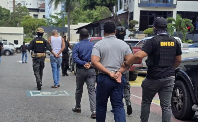 Policía apresa cuatro hombres y decomisa 180 paquetes de cocaína