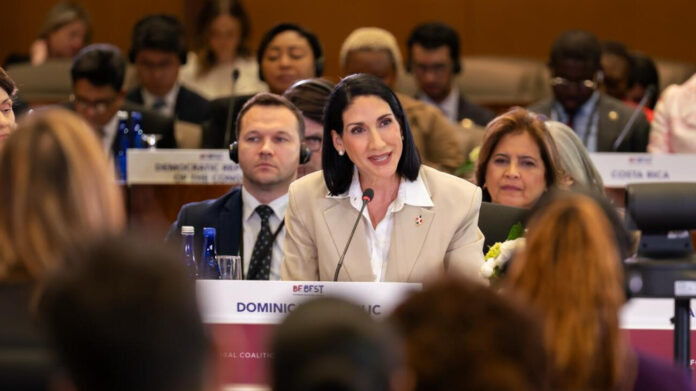 Primera dama expone en Washington sobre los avances del país en tecnología educativa