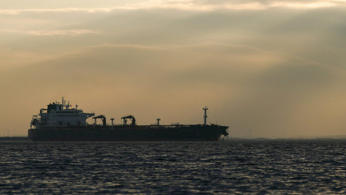 Graban a petroleros parados en los extremos del estrecho de Ormuz