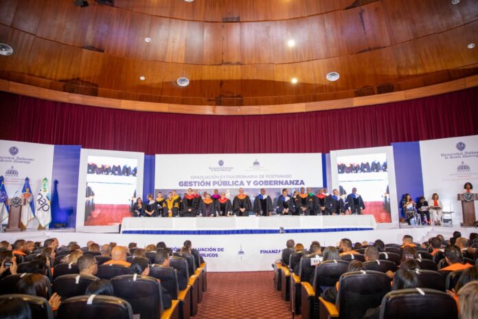 Abinader encabeza graduación de 199 servidores públicos y fortalece la profesionalización del Estado
