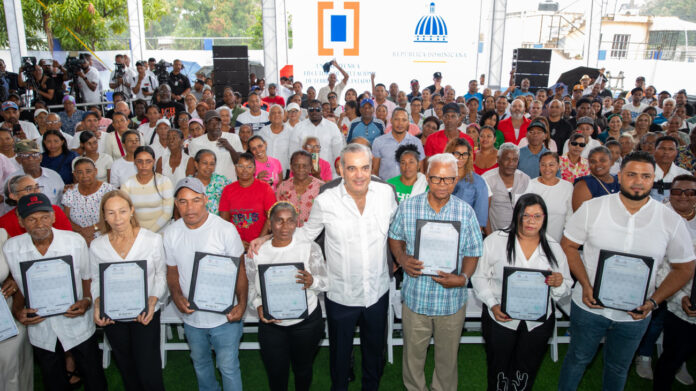 Abinader entrega 442 títulos de propiedad a familias de Hato Nuevo II