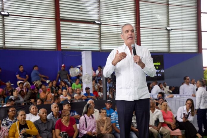 Abinader entrega 1,025 títulos de propiedad en Hato del Yaque