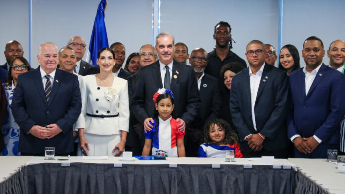 Abinader se reúne con dominicanos en Chile