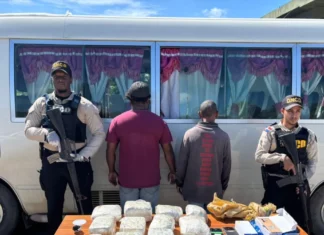 Detienen chofer y cobrador de autobús con 11 paquetes de presunta marihuana y más de 3 mil dólares