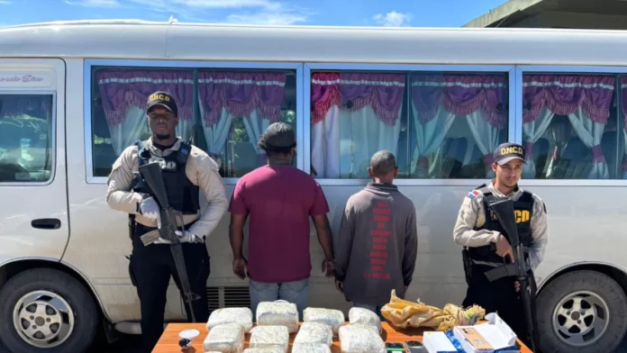 Detienen chofer y cobrador de autobús con 11 paquetes de presunta marihuana y más de 3 mil dólares