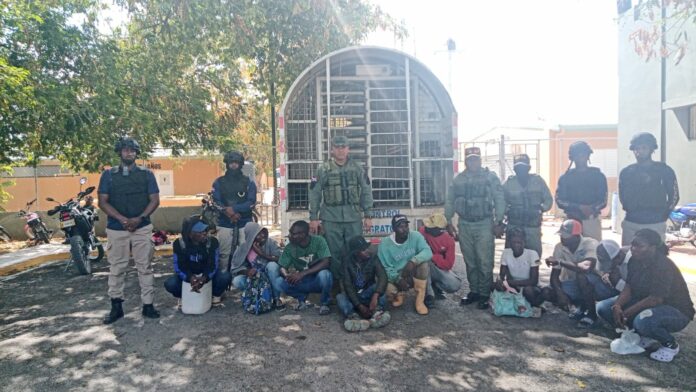 Detienen a 431 haitianos en condición irregular durante operativos simultáneos