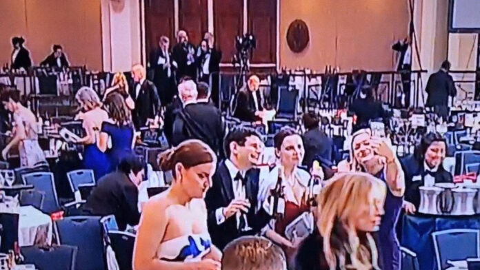Asistentes se llevan botellas de vino tras tiroteo en acto con Trump